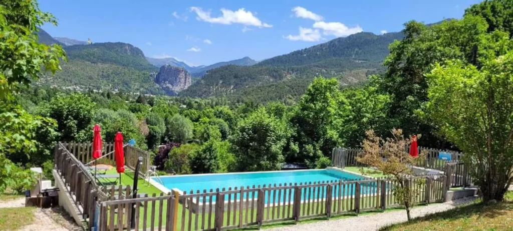 Vue panoramique du Camping Panoramique du Verdon : piscine et montagnes